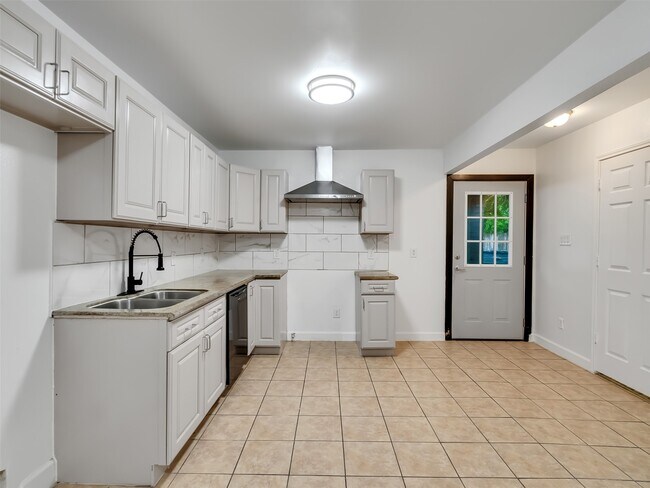 Building Photo - 4930 Holloway Dr