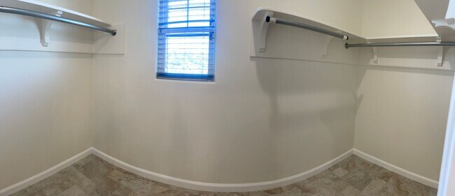 Building Photo - Move in Special!! Beautiful 4 bed/4.5 bath...