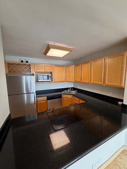 Building Photo - 525 W Hawthorne Pl