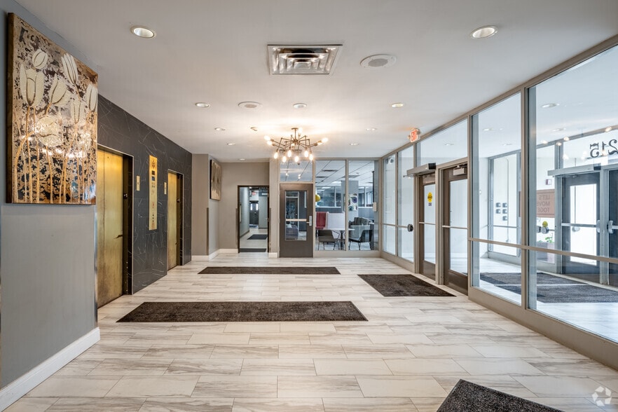 Lobby Photo - Grove 94