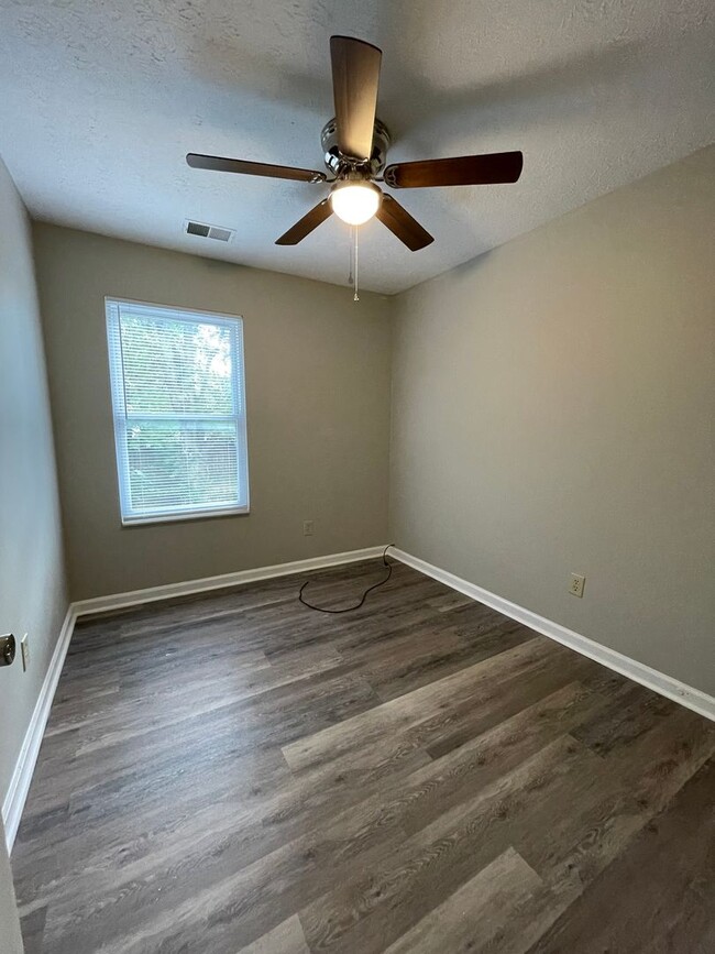 Building Photo - Newly Renovated 2 story 3 Bedroom and 1 ba...