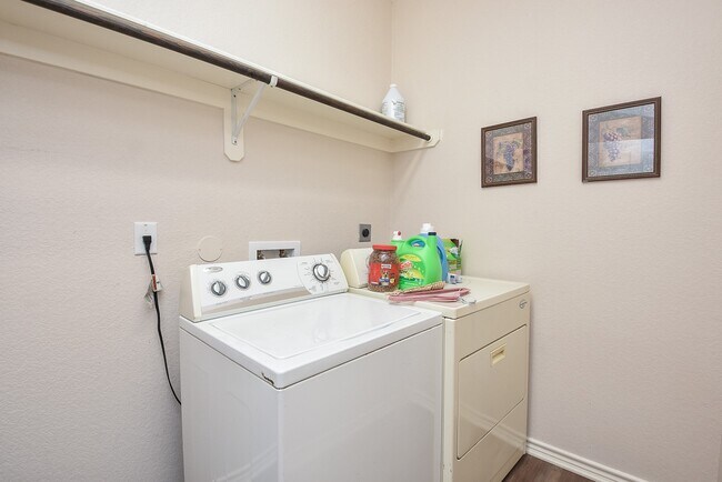 Building Photo - 205 De Koven St
