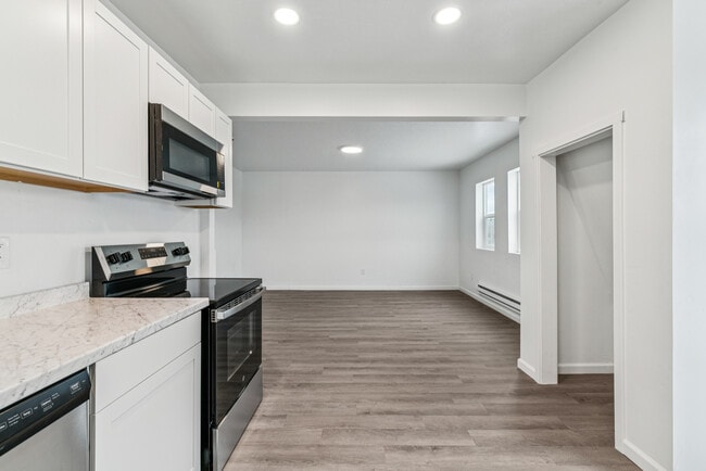 Building Photo - 913 1/2