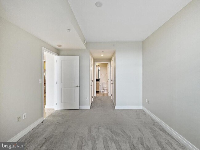 Building Photo - 8220 Crestwood Heights Dr