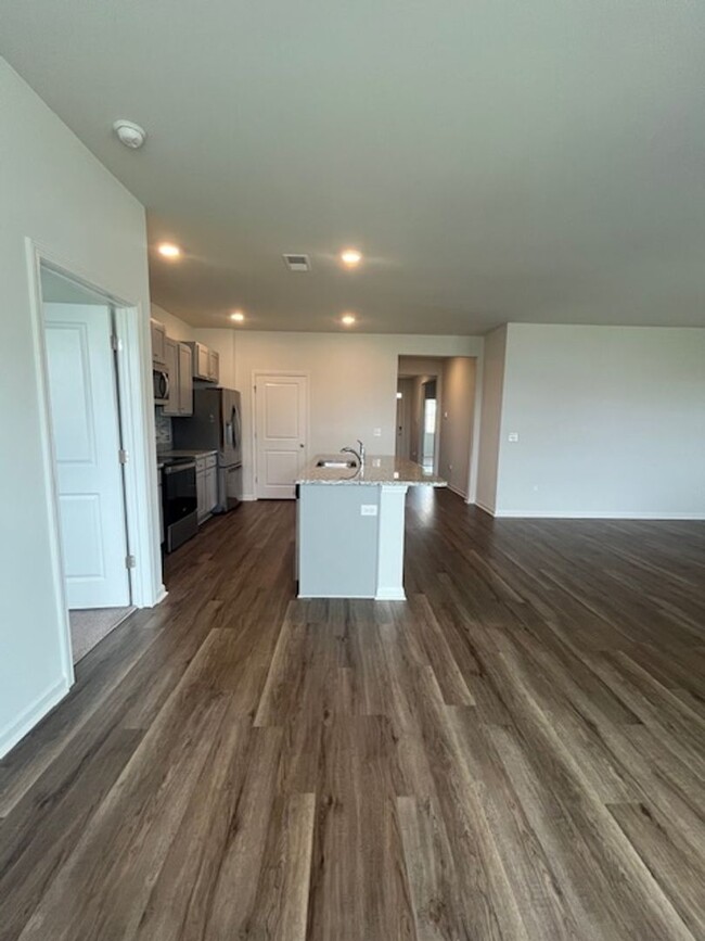Building Photo - 3 Bedroom Home in Waterside Community of S...