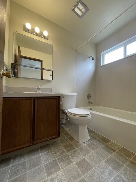 Bathroom - 530 Burnett Ave N