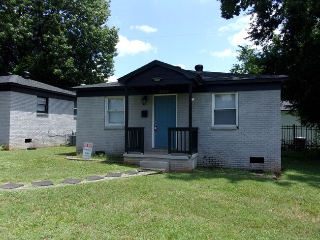 Building Photo - 2 Bedroom 1 Bath Home - Recently updated a...