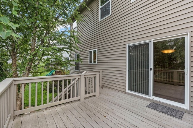 Building Photo - Stunning Former Display Home on a Quiet Cu...