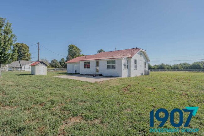 Building Photo - Spacious Rural Retreat in Norman with Open...