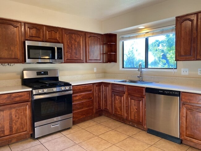 Building Photo - STUDENTS WELCOME! 5 Bedroom 3 Bathroom Bi-Level Single-Family Home in Midtown Fort Collins