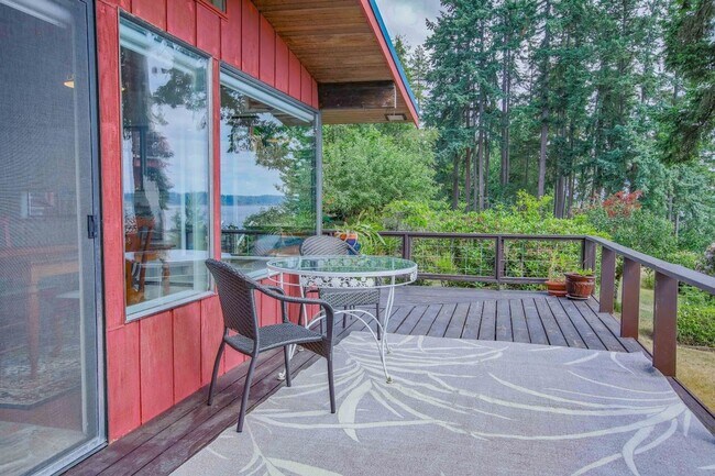 Building Photo - Gorgeous Langley Home With Water View and ...