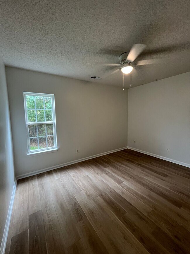 Building Photo - Discover this well-maintained 3-bedroom, 2-bath home in Carriage Hills