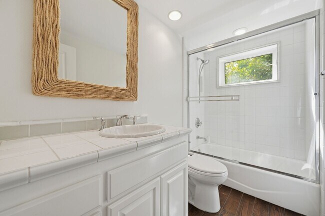 Building Photo - Premier Location in Corona Del Mar for 12-Month Lease