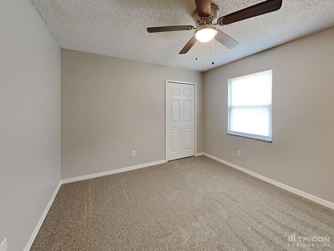 Building Photo - 2731 Greenwood Ln W