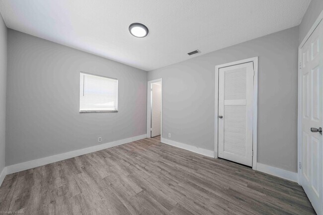 Building Photo - 510 SW 13th Pl
