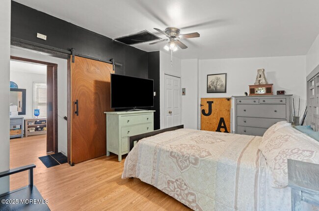 Building Photo - 517 Laurel Ave