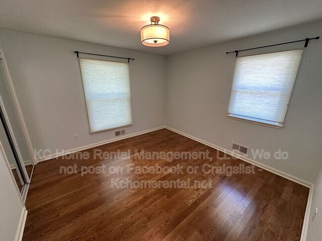 Building Photo - 6119 Cottonwood Dr