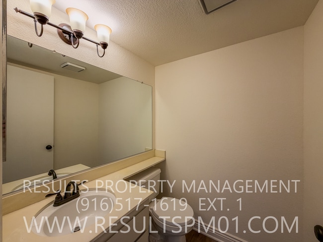 Building Photo - Lovely Upgraded Roseville 3 Bed Townhome