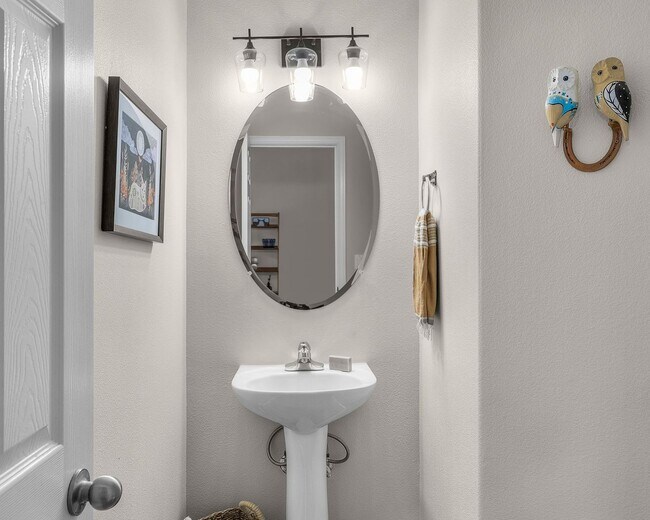 Building Photo - Stunning furnished home located in the des...