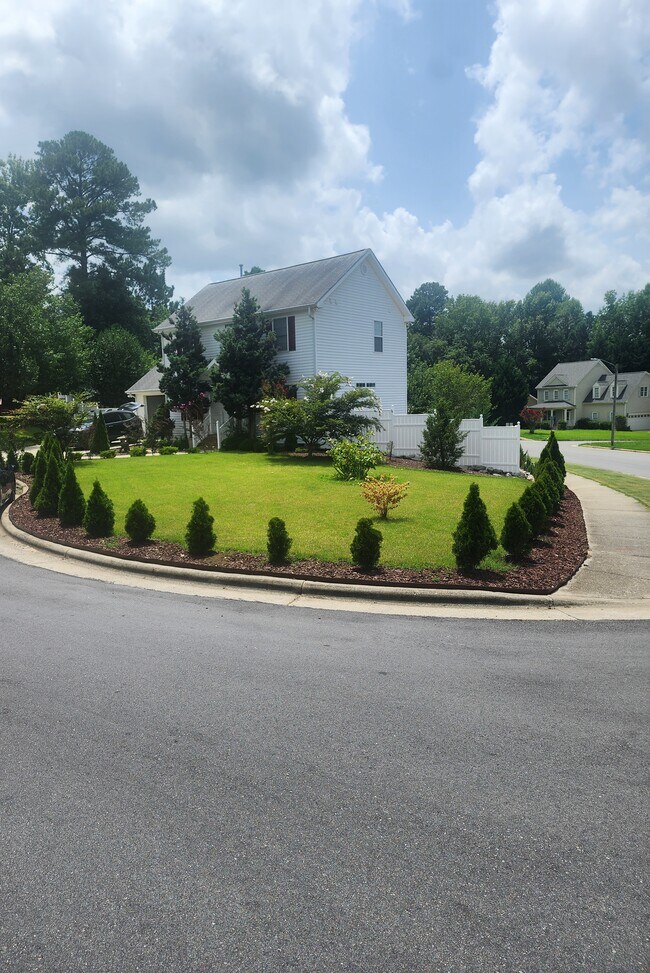 Primary Photo - 837 Shackleton Rd