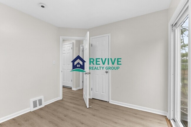 Building Photo - 131 Doremus Ave