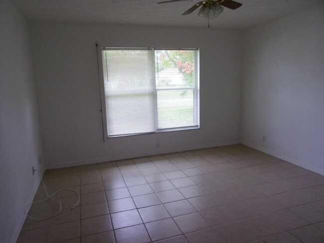 Building Photo - 513 SE Crosspoint Dr