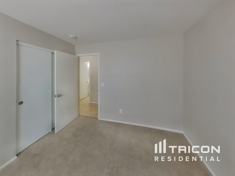 Building Photo - 8334 W Baxter Dr