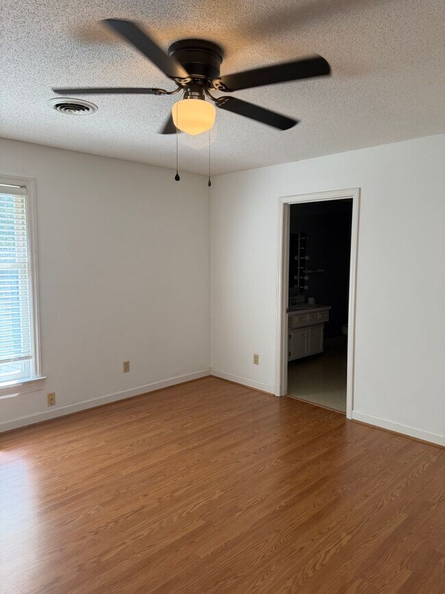 Building Photo - 105 Demille Dr