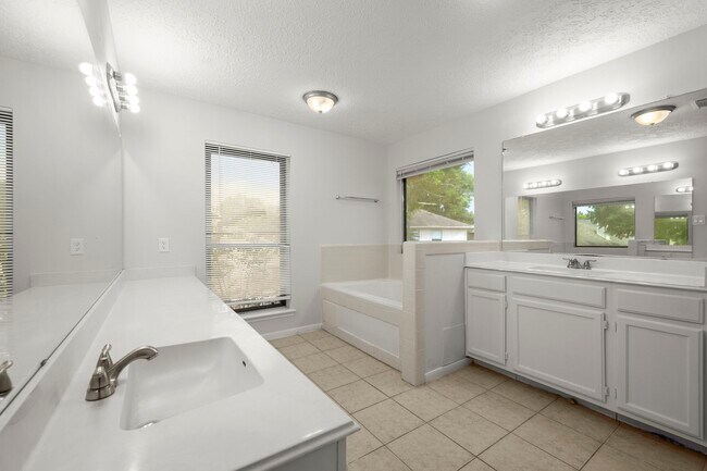 Building Photo - 16518 Elmwood Point Ln