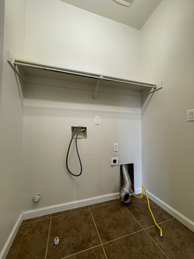 Building Photo - Nice Townhome w/ Detached Garage, Granite ...