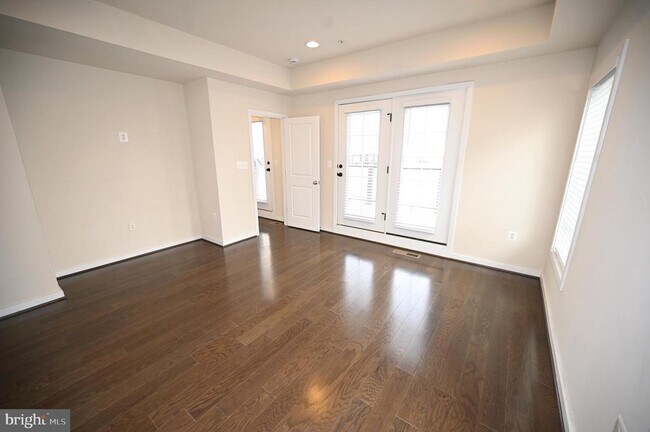 Building Photo - 2413 Glenallan Ave