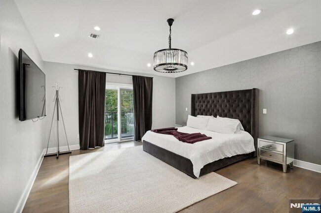 Building Photo - 44 Floral Terrace