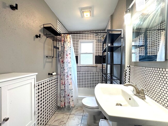 Building Photo - 2 Bed 1 Bath in WEBSTER GROVES w/ Fenced Yard