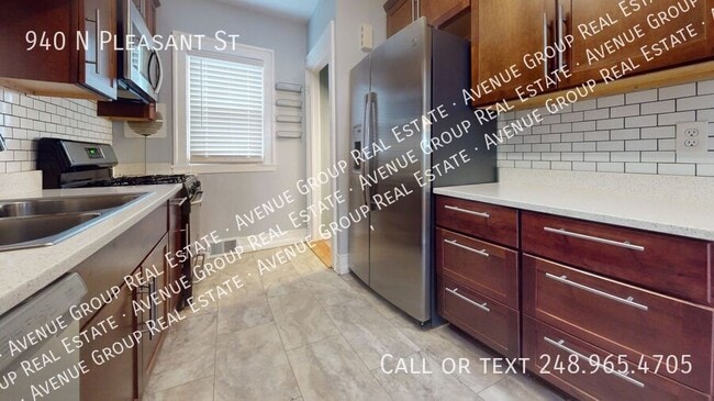 Building Photo - 940 N Pleasant St