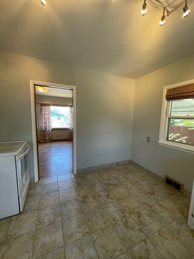 Building Photo - Charming Home w/ Fenced Yard in Central Lo...