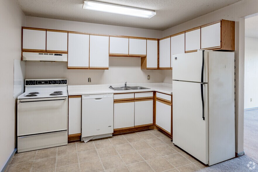 2BR, 1BA - 880SF - Kitchen - Point Saint Germain