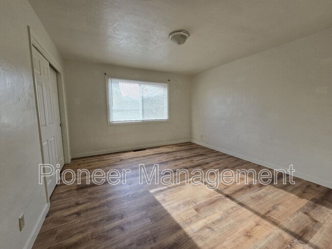 Building Photo - 622 W Pilger St