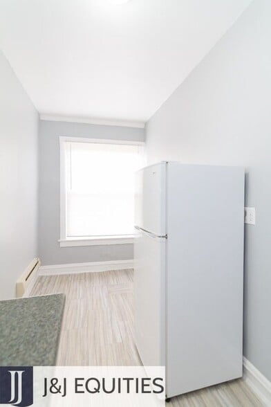 Building Photo - 3263 W Wrightwood Ave