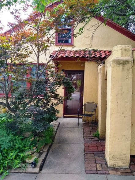 Building Photo - 402 S 48th St