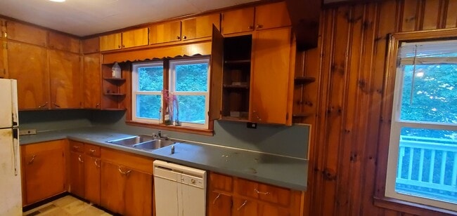 Building Photo - Large 4 Bedroom House On Hwy 105