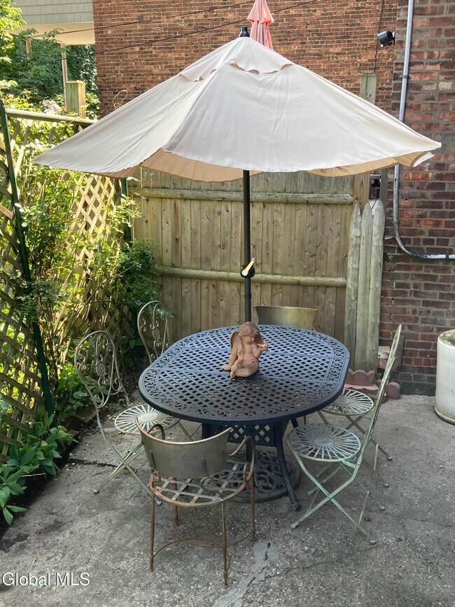 Building Photo - 162 4th St