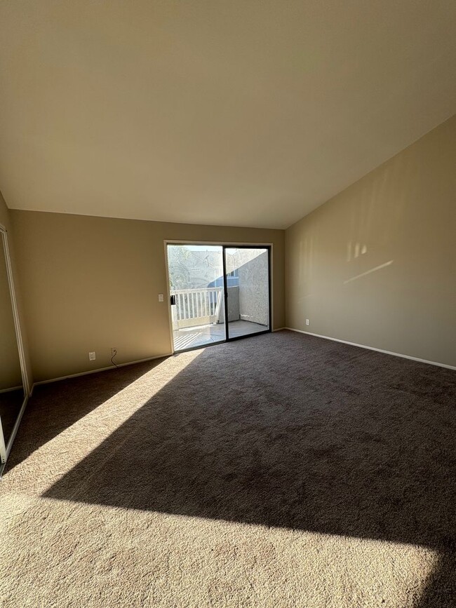 Building Photo - Condo for rent in Oxnard Near Cabrillo Park