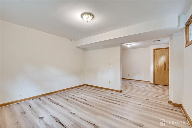 Building Photo - 23 Cardownie St