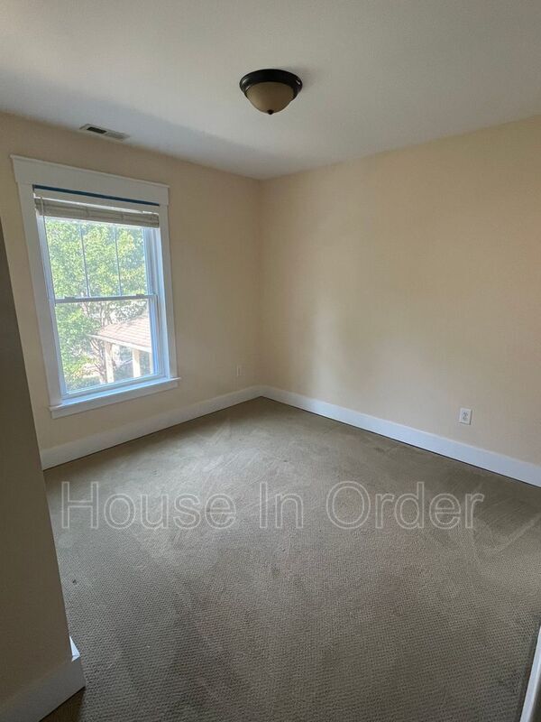 Building Photo - 129 Aurora Dr