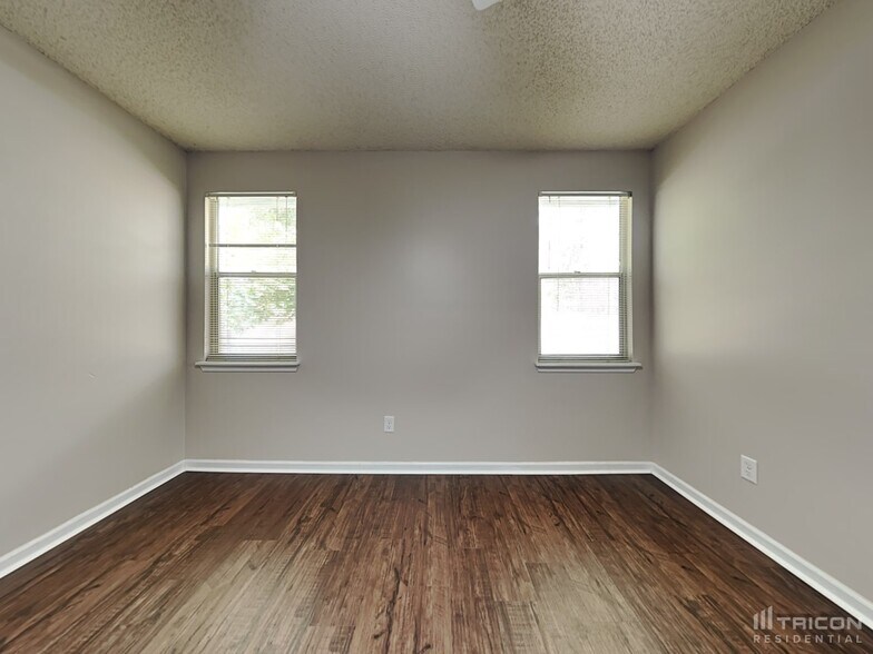 Building Photo - 5173 Horse Track Dr N