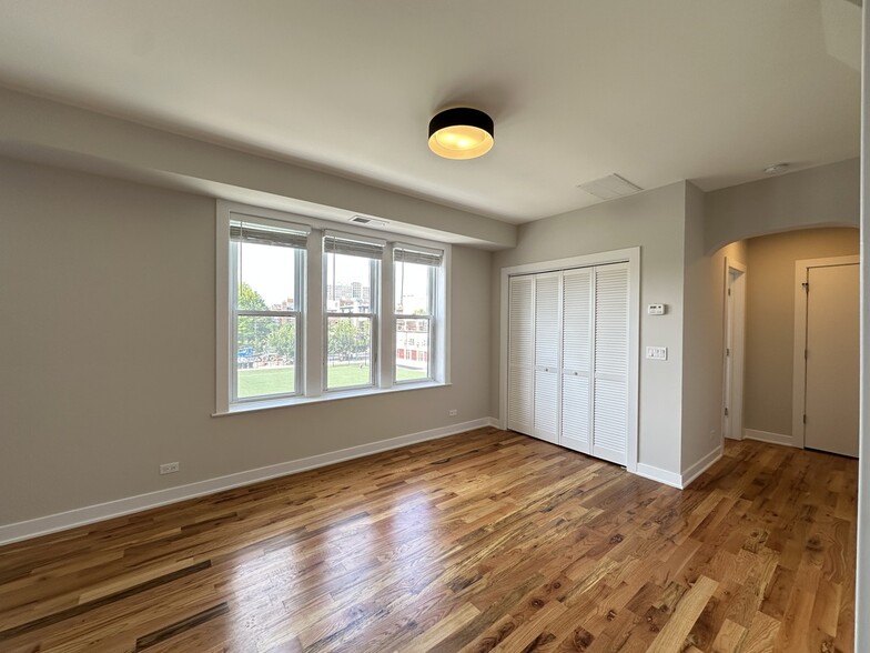 Building Photo - 649 W Wrightwood Ave