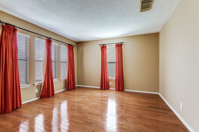 Building Photo - SPACIOUS 4-BEDROOM HOME IN PARKWOOD