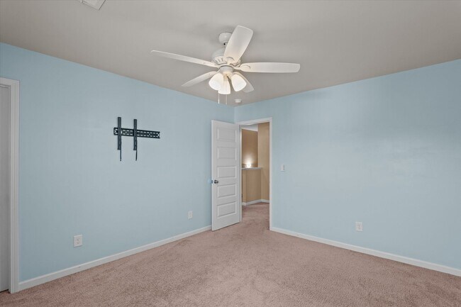 Building Photo - Great 5 Bedroom Home in Evans