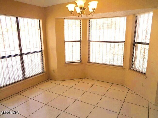 Building Photo - 8520 Saratoga Dr