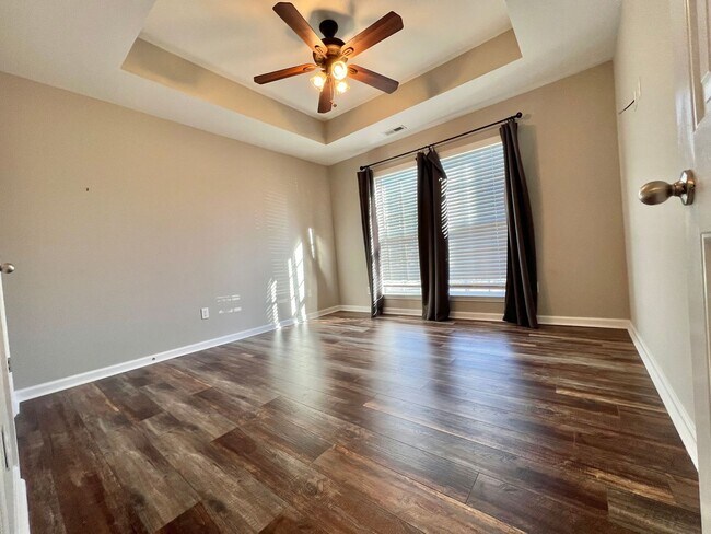 Building Photo - 4 Bed, 3 Bath w/ 2 Car Garage and Fenced Backyard